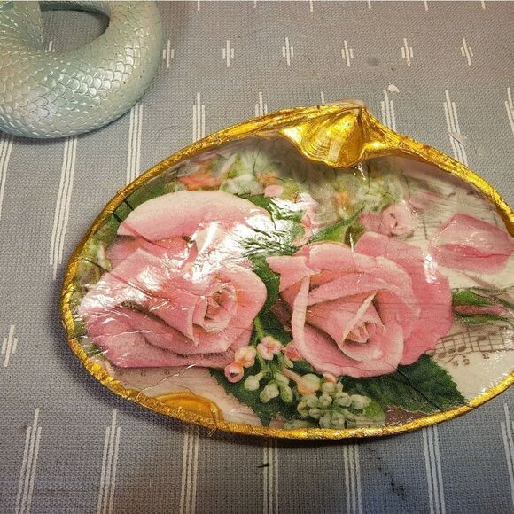 DECOUPAGE CLAM SHELL DECOUPAGE PINK ROSES 🌹 ON A CLAM SHELL TRINKET DISH - Picture 4 of 10